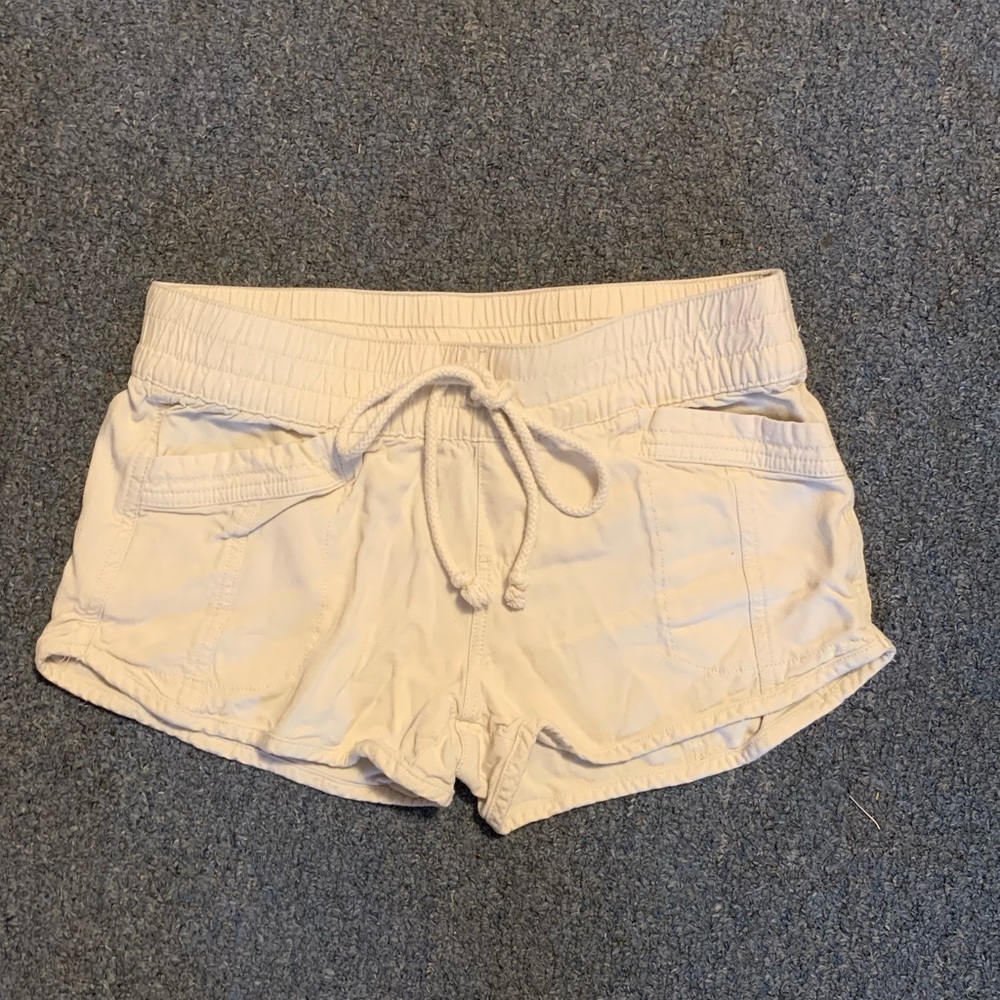 Khaki loose fitting shorts with pockets